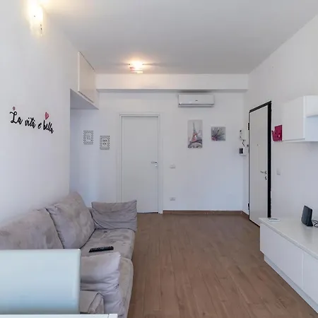 Altido Warm And Inviting Flat With Balcony *