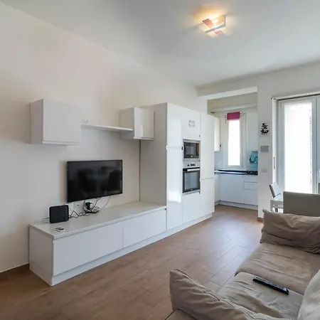 Altido Warm And Inviting Flat With Balcony *