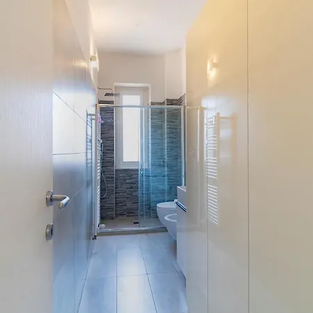 Altido Warm And Inviting Flat With Balcony *