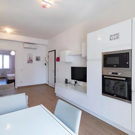 Altido Warm And Inviting Flat With Balcony アパート