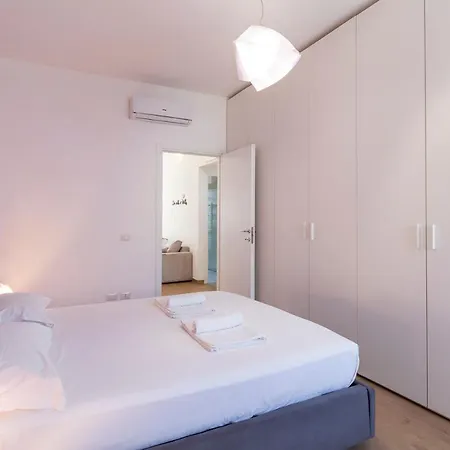 Altido Warm And Inviting Flat With Balcony