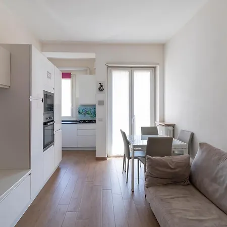 Altido Warm And Inviting Flat With Balcony