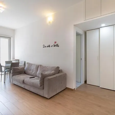 Altido Warm And Inviting Flat With Balcony アパート *